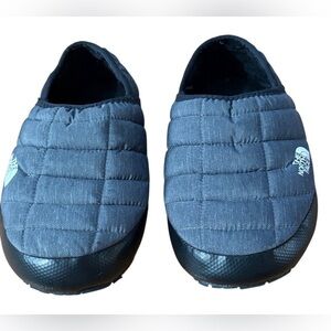 The North Face men’s Gray Quilted Slippers, size 7